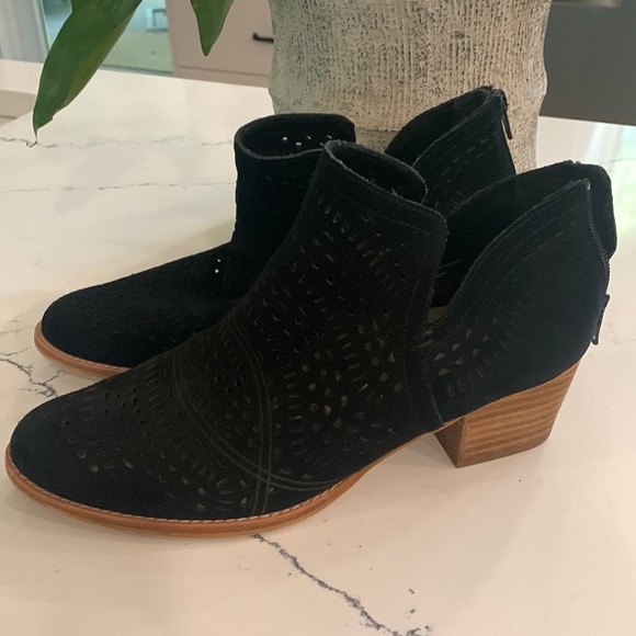 Earth Black Laser Cut Suede Bootie Wyoming Wonder size 8.5 - Picture 2 of 6